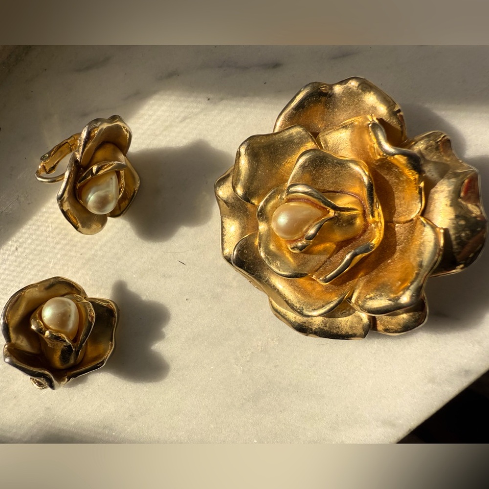 gold tone vintage flower brooch & matching earrings set great condition